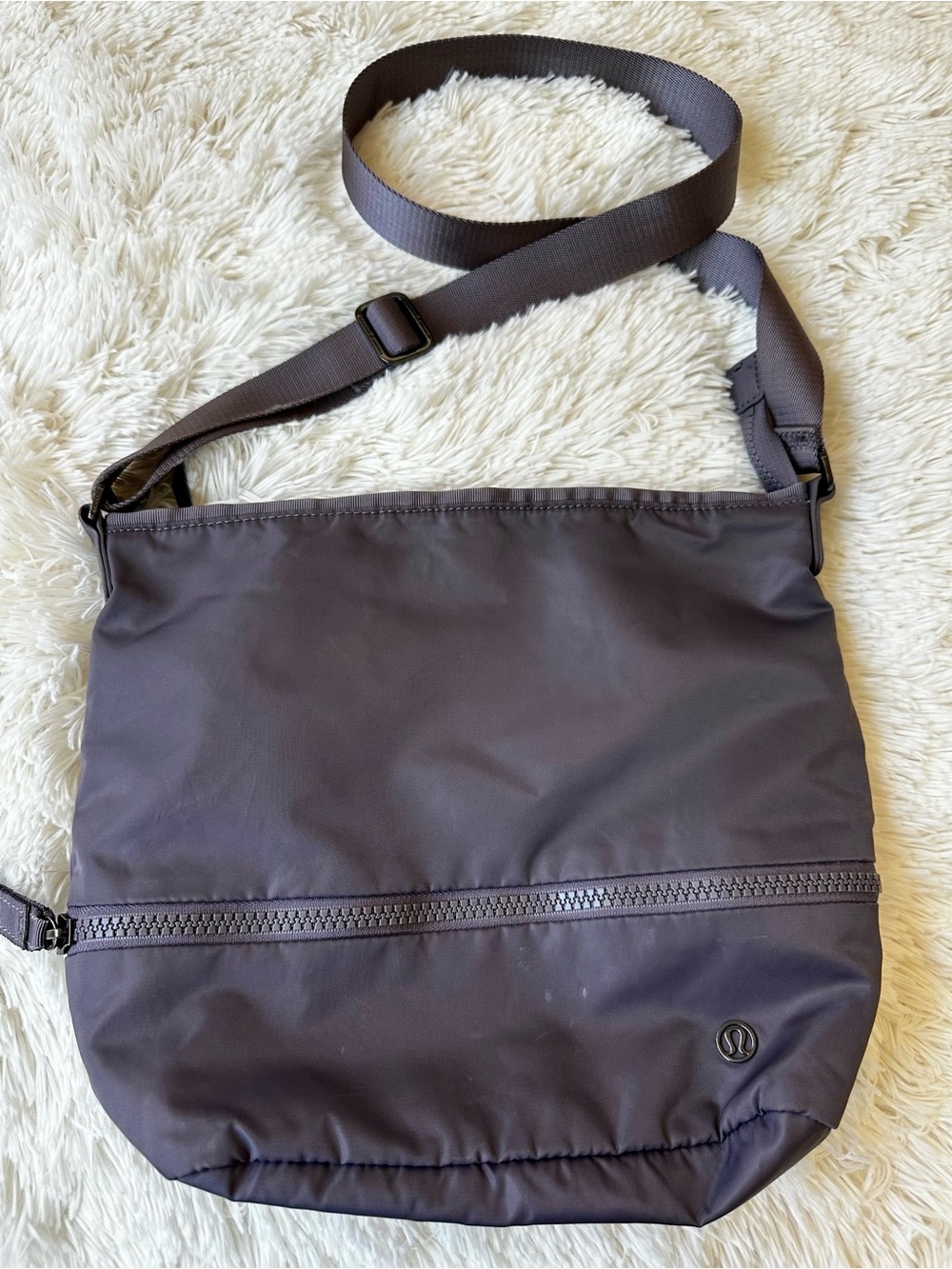 lululemon Go Lightly Shoulder Crossbody Bag Magnum Gray Purple Travel Women’s - Picture 1 of 12